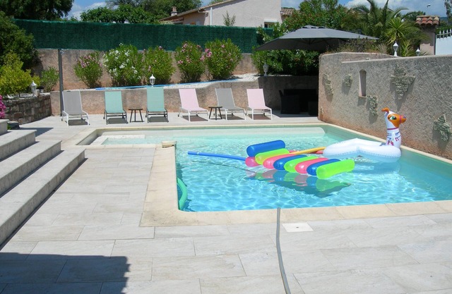 Maison Moderne Avec Piscine Privée Chauffée, et Proche Commerces