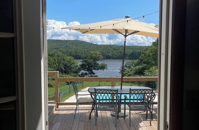 Majestic Waterfront River Home PET FRIENDLY