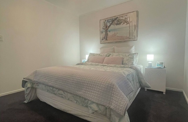 Make Memories at Cook Drive. Space to play and park the boat. Centrally located.