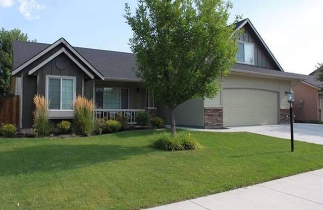 Make this your Home away from Home in Meridian, close to I-84 Very Clean!