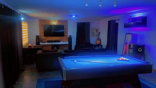 Maleek's Apartment, Ikeja "Shared 2 Bedroom Apt, Or Take both rooms, with individual private baths"