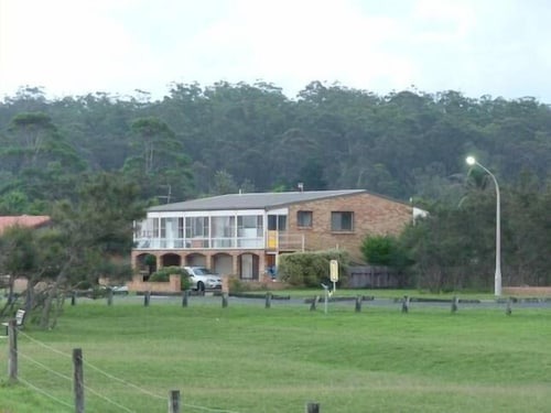 Maloneys Beach House - pet friendly and directly opposite Maloneys beach