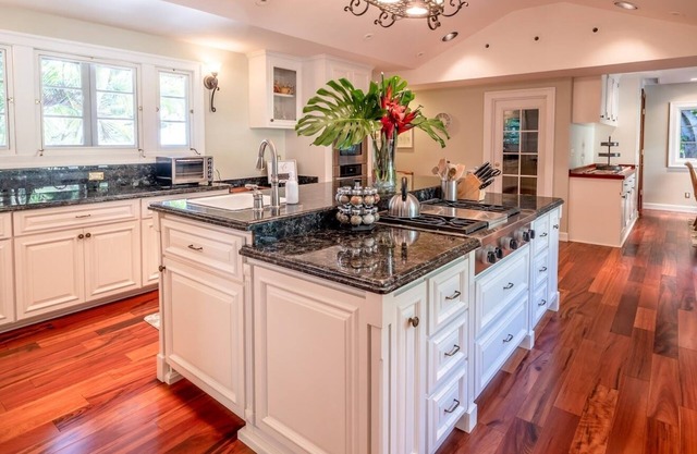 Maluhia Estate - Surrounded by lush tropical gardens Minutes to Beaches& Waikiki