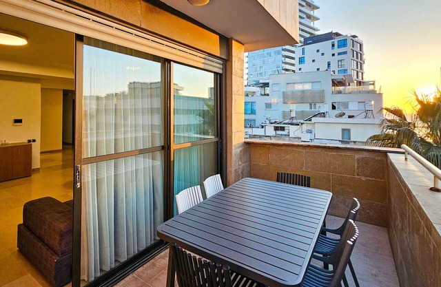 MAMAD Upscale Family Home with Balcony, Parking next to Beach by FeelHome