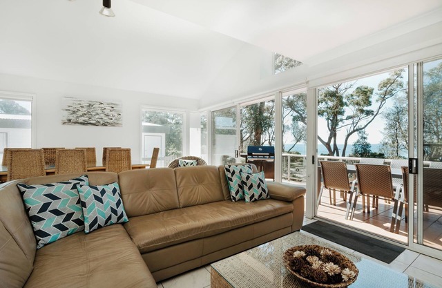 Mana Magic - Beachfront with Great ocean views
