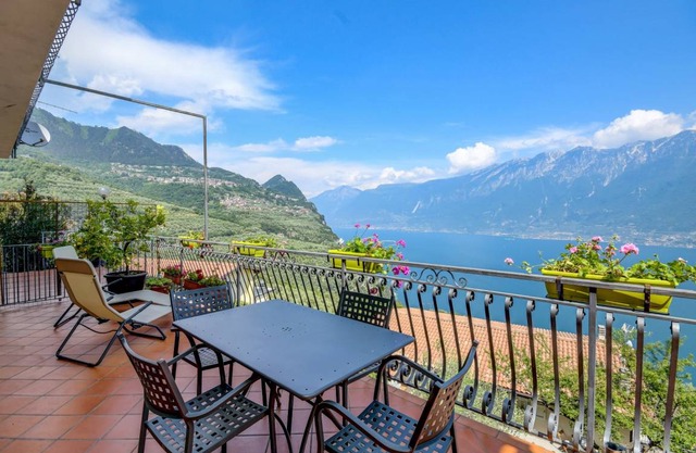 Mandorla with stunning lake view