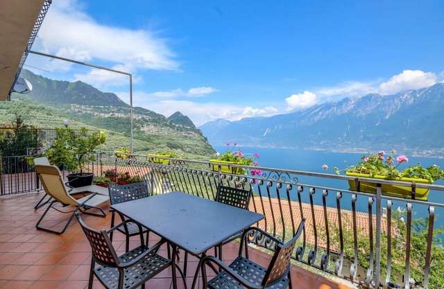 Mandorla with stunning lake view