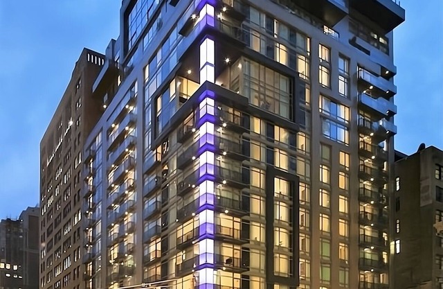 Manhattan Escape! 3 Spacious Units w/Balcony! Close to Flatiron Building