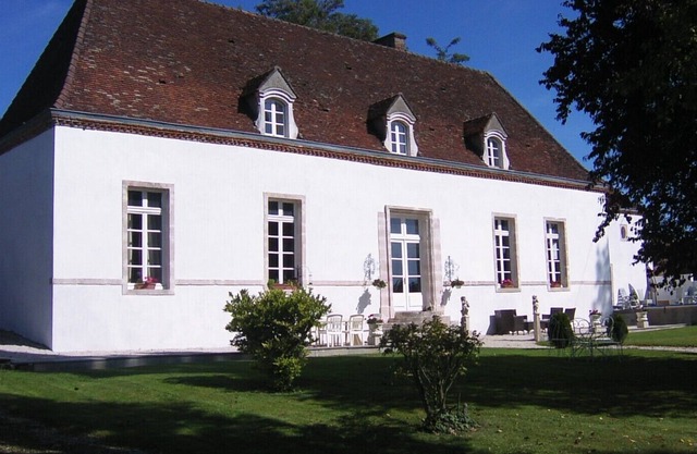 Manor House with pool in quiet countryside near to Beaune .