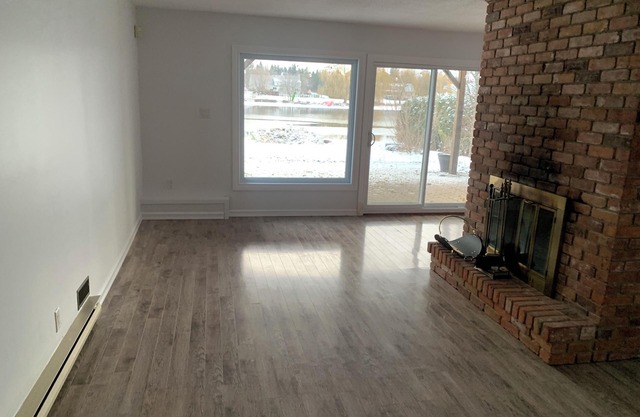 Manotick waterfront property. Walking distance to pubs restaurants. groceries.n