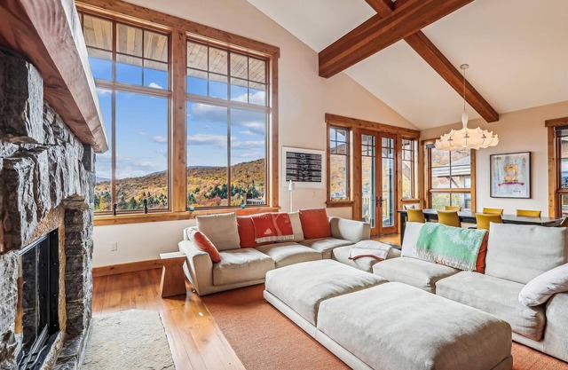 Mansfield Mountain Retreat: 4 br ski-in/ski-out, fireplace, free ski shuttle, a/c, decks!