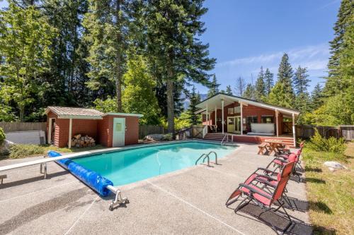 Maple Leaf Lodge by NW Comfy Cabins