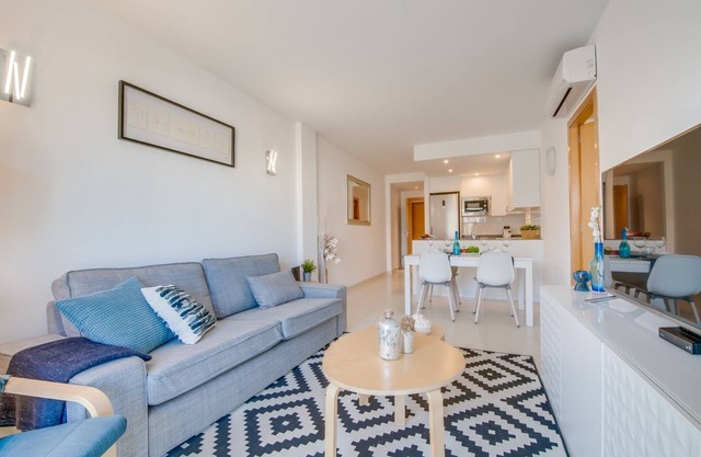 Mar Blau: Bright Beach Retreat