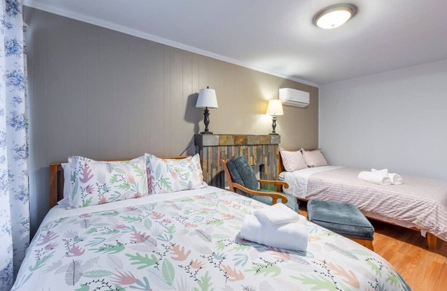 Marbella Lane - 3BR House | DTWN RWC | Parking