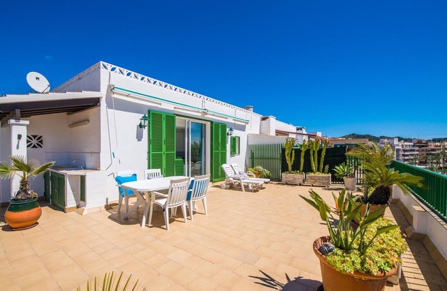 Maria Apartment: Beachfront