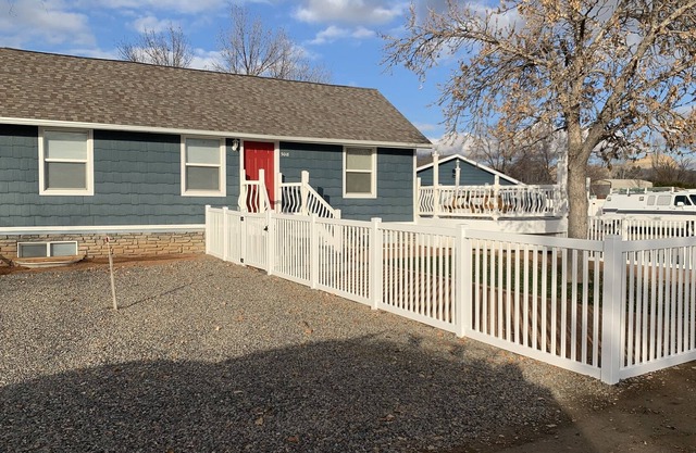 Market Way, The Place to Stay! 5 bedrooms, 2 living rooms & pet friendly!