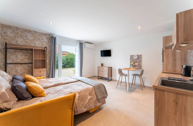 Marquet Studio with Shared Garden – Peace, Comfort, and Provençal Charm in Beaucaire