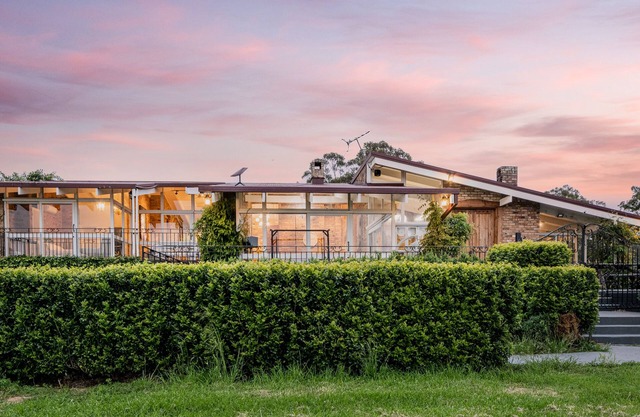 Mars: The Menangle Hideaway: Relax and Unwin