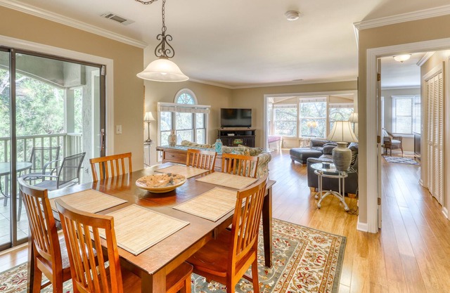 Marsh view villa with screened porch, free WiFi, and access to community pool!