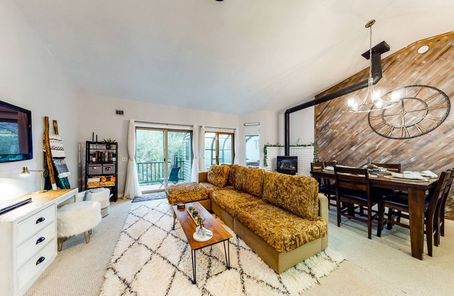 Marvelous & elegant two-story condo w/mtn views, private hot tub, gas fireplace