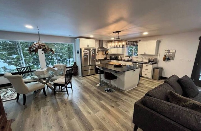 Marvelous Ski In/Out Home at Summit Snoqualmie Ski, Snow room and Bike Resort!