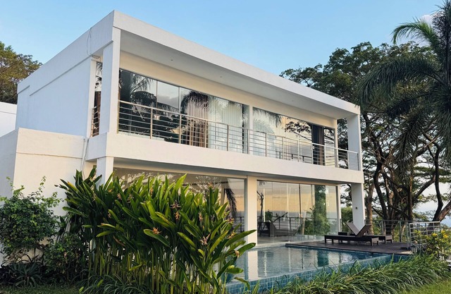 Marvelous villa with bautifull sunset view in lombok