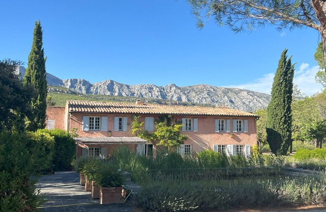 Mas provençal swimming pool private tennis, Sainte Victoire view near Aix en Provence