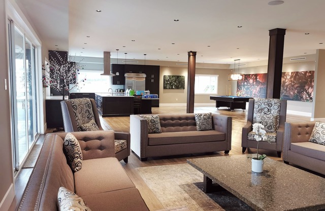 Massive Langley Villa for groups and weddings! Private banquet space on property