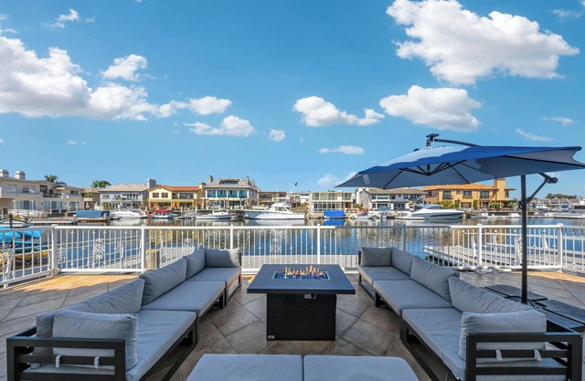 Massive Waterfront Mansion HB - Hot Tub Kayak!