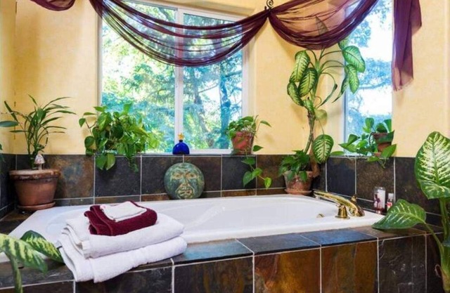 Master Suite Overlooking Clackamas River!