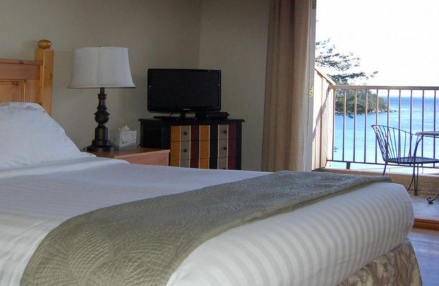 Mayne Island Resort - Waterview King Room