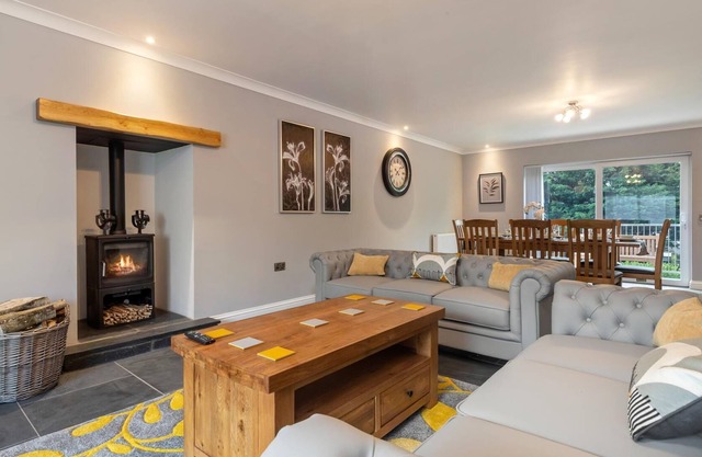 Maynor - Large Luxury House, Log Burner, Central Location