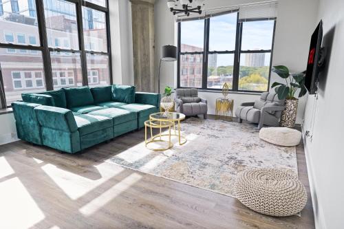 McCormick Place Luxurious and Spacious 3BR in Downtown Chicago with Optional Parking Sleeps 10 guests