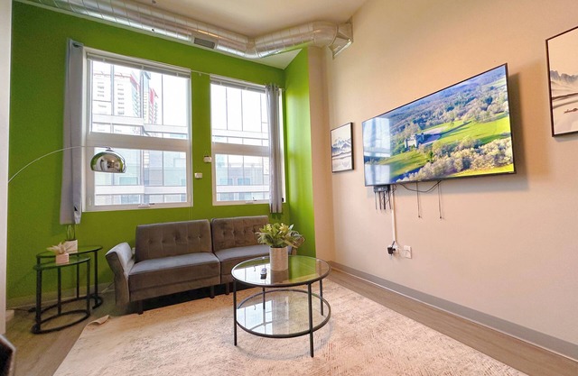 McCormick Place Oasis with Optional Parking/Patio/Gym/sleeps 6