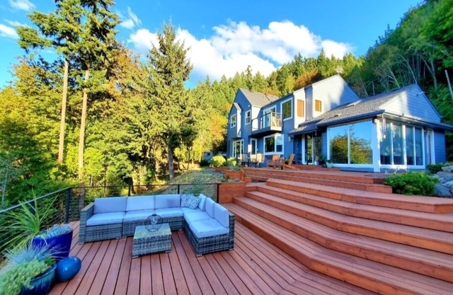 Mckenzie River Oasis w/massive deck & hot tub on 16 acres of old-growth forest