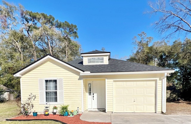 McMahon's Tail-Waggin' Retreat in the Heart of Crawfordville with AC, Fenced.