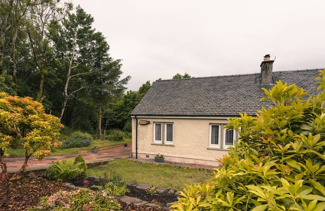 Meadow Cottage, entire bungalow with private garden and driveway