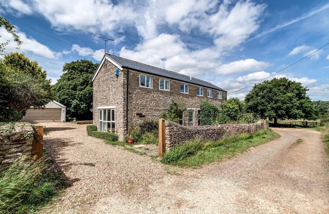 Meadow Cottage | Oxfordshire Holiday Let | 4 Beds & Sleeps 8