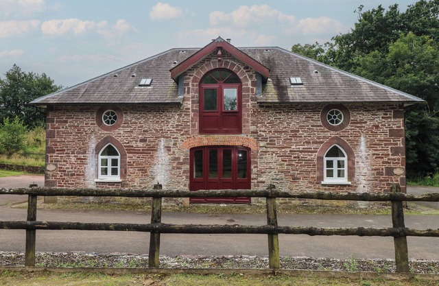 MEADOW COTTAGE, pet friendly, with open fire in Llanarthney