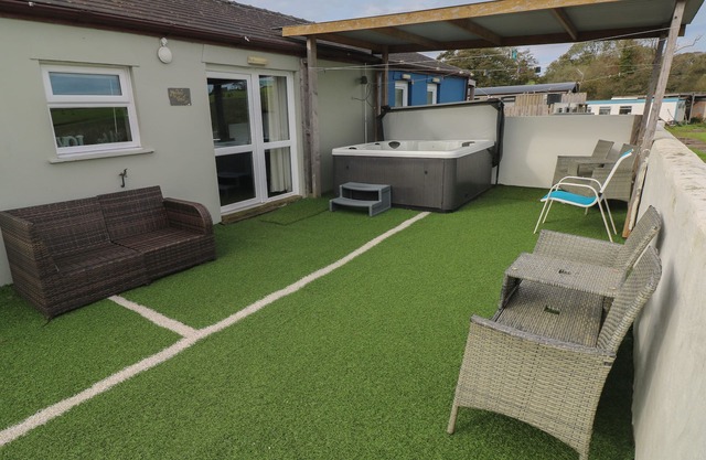 MEADOW VIEW, pet friendly, with hot tub in Laugharne