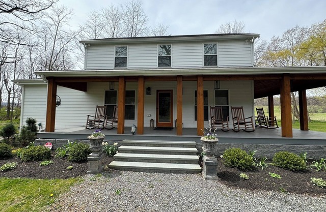 Meadowland Farmhouse with Beautiful Sunsets n5 minutes from town