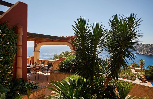 Mediterranean accomm. on Mallorca with private terrace and sea view (Villa SIKA)