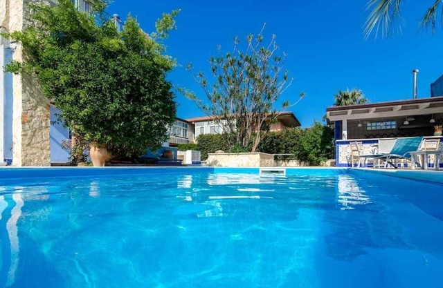 Mediterranean Charm: villa with pool by the sea
