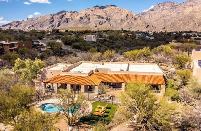 Mega Fun Desert Villa w Pool, Cinema, Arcade, Spa