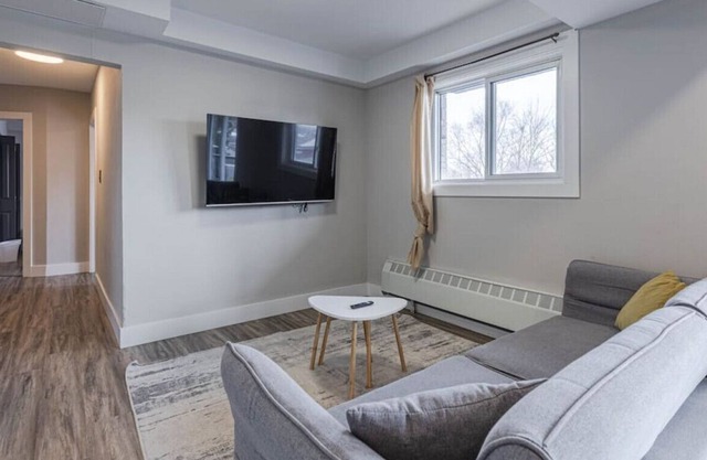 Meinzinger 11 · 3BD Apt w/King - Close to Highways-w/Free Parking