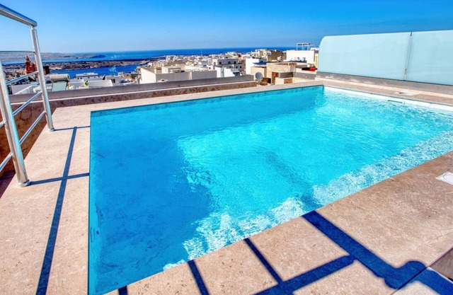 Mellieha 3BR home with Rooftop Pool Access w/AC's