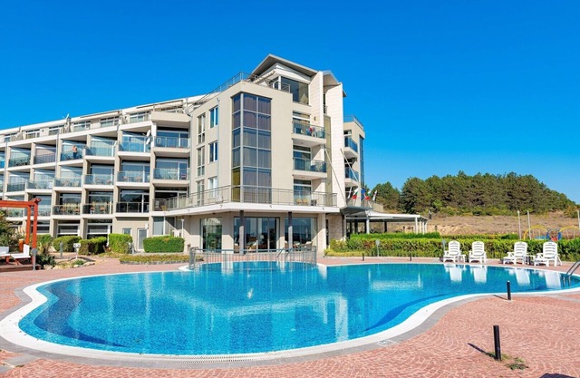 MENADA * SOUTH PEARL* Pool View Studio for Family