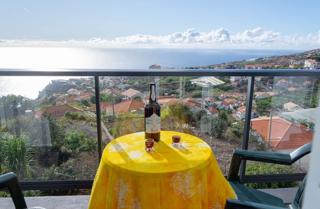 Menezes House with view, Sunrise & Sunsets !.