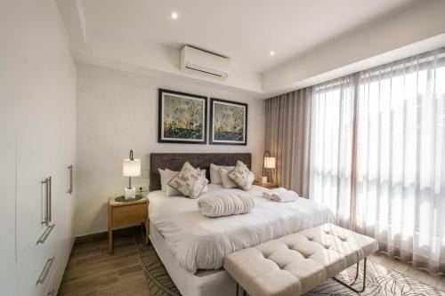 MENLYN-Entire luxury 2-bedroom en-suite apartment at Regency Hotel