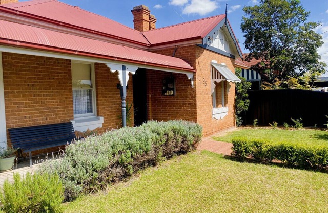 Merala: cosy cottage with an easy stroll to CBD